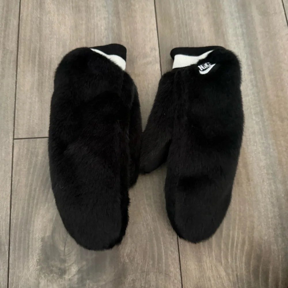 Nike women’s faux fur fleece mittens black white xs/s